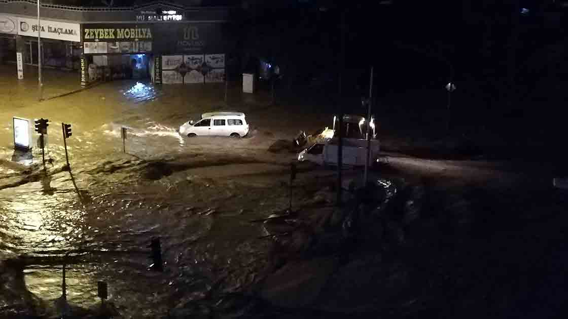 Antalya’da sel felaketi! Kumluca ve Finike sular altında kaldı, okullar tatil edildi