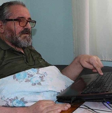 Azmiyle örnek oldu: MS hastası Murat Kurdal tek parmağıyla kitap yazdı 8 Azmiyle-örnek-oldu--MS-hastası-Murat-Kurdal-tek-parmağıyla-kitap-yazdı