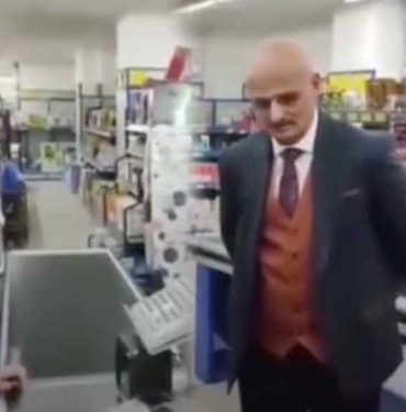 BİM protestolarına bir yenisini daha eklendi: Market kasiyerine nutuk attı, çocuklara 'bozkurt' işareti yaptırdı 10 BİM-protestolarına-bir-yenisini-daha-eklendi--Market-kasiyerine-nutuk-attı,-çocuklara-'bozkurt'-işareti-yaptırdı