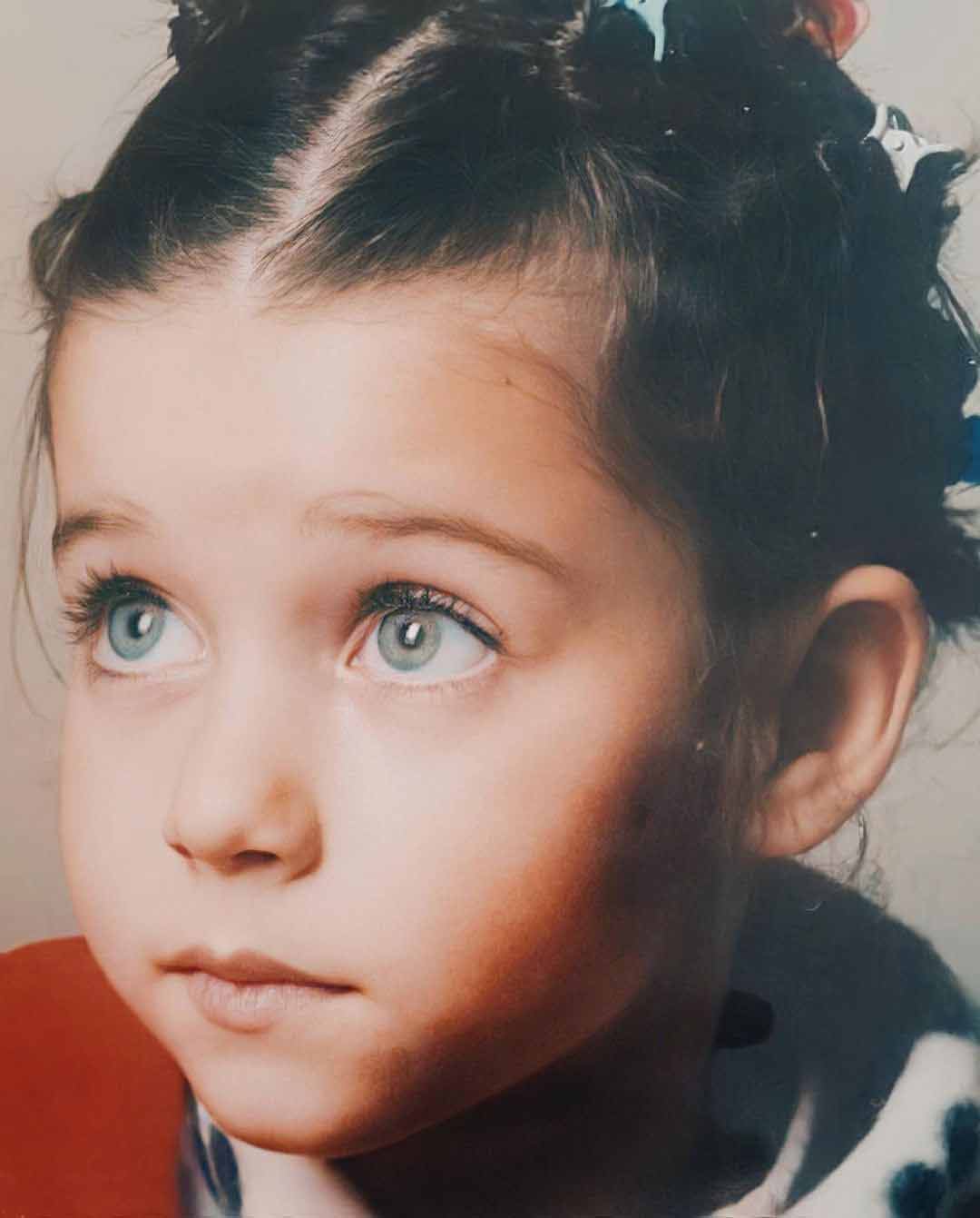 Bakışları hiç değişmemiş: Yalı Çapkını’nın Seyran’ı Afra Saraçoğlu çocukluk fotoğrafını paylaştı