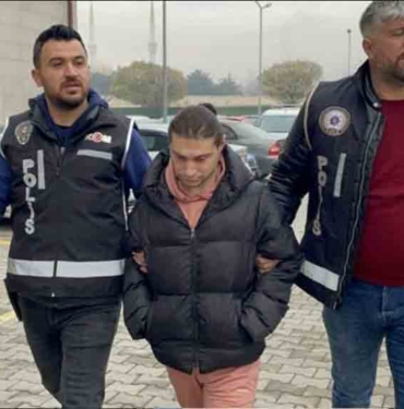 Bir sahte doktor vakası daha: Ambulansla hasta naklederken yakalandı 3 Bir-sahte-doktor-vakası-daha--Ambulansla-hasta-naklederken-yakalandı