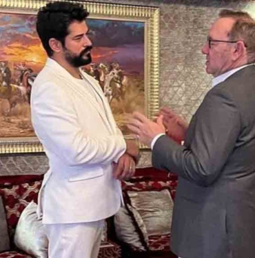 Burak Özçivit, cinsel istismar suçlamasıyla yargılanan Kevin Spacey ile buluştu: Hayranlarından tepki yağdı 5 Burak-Özçivit,-cinsel-istismar-suçlamasıyla-yargılanan-Kevin-Spacey-ile-buluştu--Hayranlarından-tepki-yağdı1