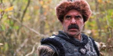 Çaycı-Hüseyin-karakteriyle-bilinen-Alpaslan-Özmol’u-kahreden-haber--Annesi-hayatını-kaybetti