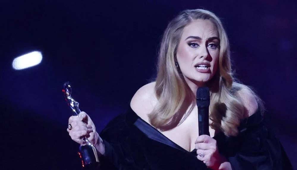 Dünyaca ünlü şarkıcı Adele konserde itiraf etti: “Boşanırken günde 5 kez…” 4 Dünyaca-ünlü-şarkıcı-Adele-konserde-itiraf-etti--“Boşanırken-günde-5-kez…”