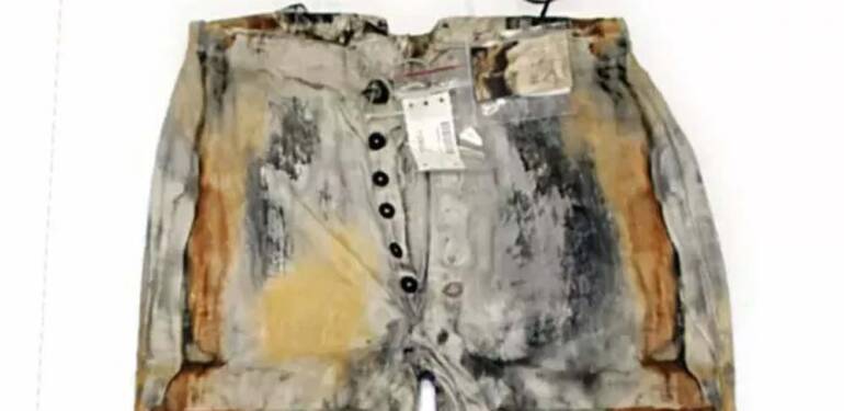 Dünyanın bilinen ‘en eski kot pantolonu’ 114 bin dolara satıldı