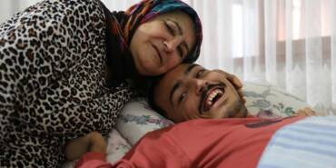 Fedakar-anne-ömrünü-engelli-oğlu-Onur'a-adadı