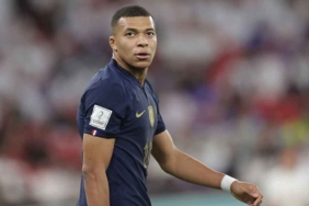 Fransız-futbolcu-Mbappe,-alkollü-içki-logosu-önünde-poz-vermeyi-reddetti-