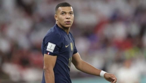 Fransız futbolcu Mbappe, alkollü içki logosu önünde poz vermeyi reddetti! FIFA para cezasi verdi
