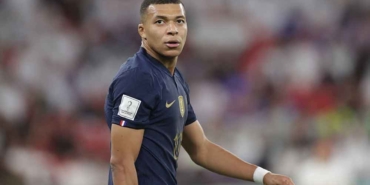 Fransız-futbolcu-Mbappe,-alkollü-içki-logosu-önünde-poz-vermeyi-reddetti-