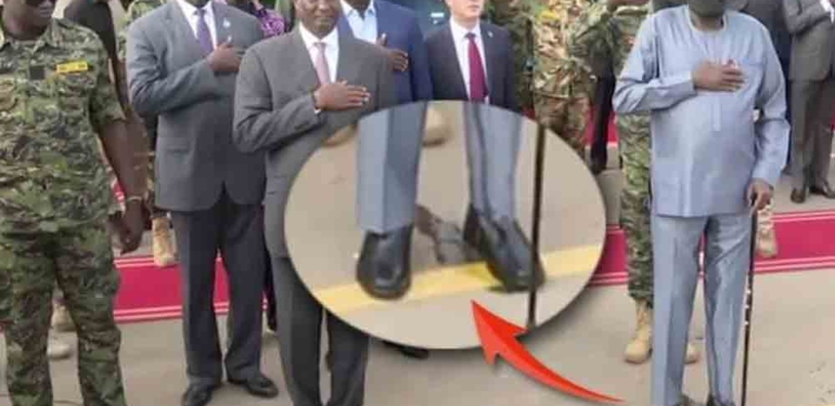 Güney Sudan Devlet Başkanı Salva Kiir Mayardit resmi törende altına kaçırdı! 6 Güney-Sudan-Devlet-Başkanı-Mayardit-törende-altına-kaçırdı!-