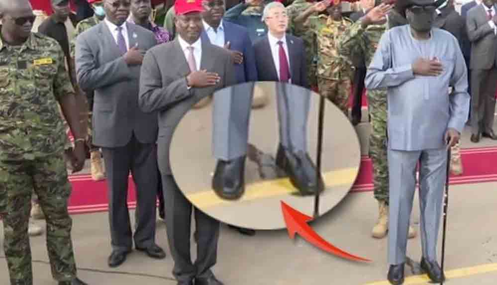 Güney Sudan Devlet Başkanı Salva Kiir Mayardit resmi törende altına kaçırdı!
