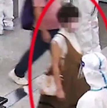 Hamile taklidi yapan kadının karnından çıkanlar hayrete düşürdü: 9 iPhone ve 100'den fazla... 5 Hamile-taklidi-yapan-kadının-karnından-çıkanlar-hayrete-düşürdü--9-iPhone-ve-100'den-fazla...