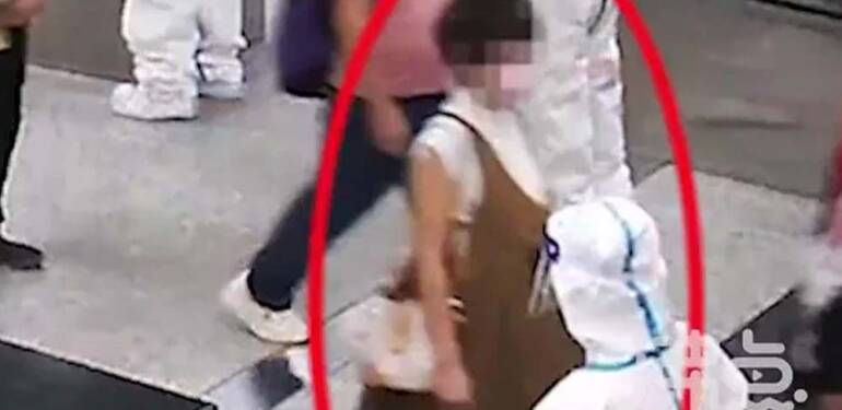 Hamile taklidi yapan kadının karnından çıkanlar hayrete düşürdü: 9 iPhone ve 100’den fazla…