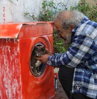 Hurda çamaşır makinesi ve atıklardan "kedi evi" yapıyor 4 Hurda-çamaşır-makinesi-ve-atıklardan-'kedi-evi'-yapıyor-1