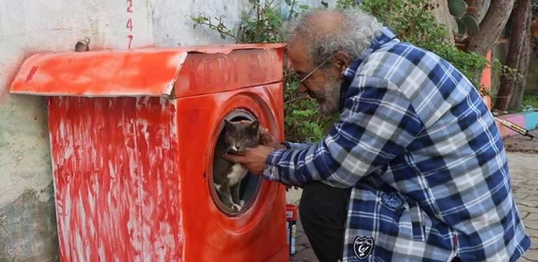 Hurda çamaşır makinesi ve atıklardan “kedi evi” yapıyor
