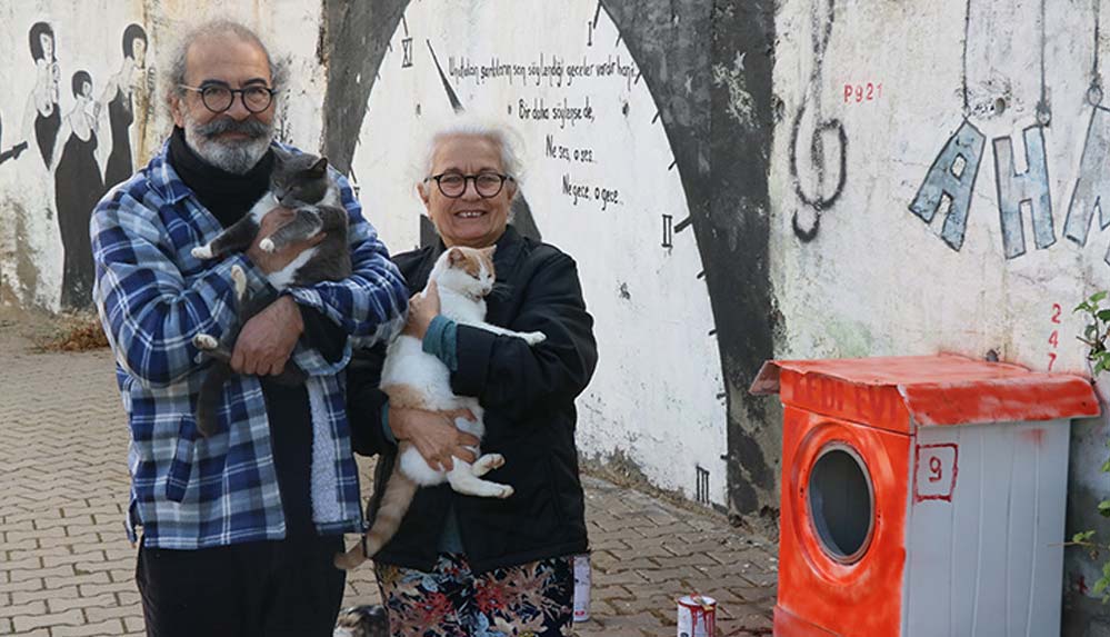 Hurda çamaşır makinesi ve atıklardan "kedi evi" yapıyor