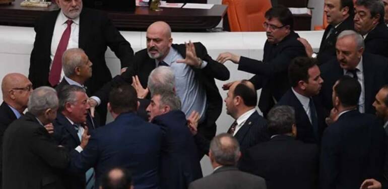 İYİ Parti'den AKP'li Zafer Işık'ın yumruklu saldırısı sonrası dikkat çeken karar 1 İYİ-Parti'den-AKP'li-Zafer-Işık'ın-yumruklu-saldırısı-sonrası-dikkat-çeken-karar