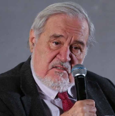 İlber Ortaylı isyan etti: Vatandaşlık satılıyor bu ülkede, bu büyük bir rezalet 9 İlber-Ortaylı-yurt-dışına-gitmek-isteyen-gençlere-seslendi--Adam-olan-babasının-evini-bırakıp,-ahır-yapsınlar-diye-dışarı-çıkmaz