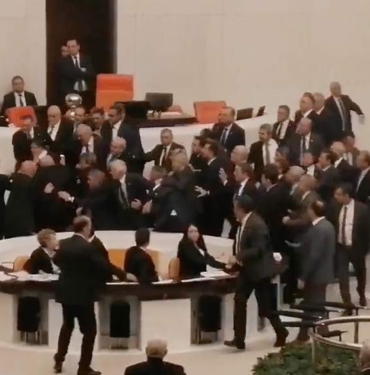 Meclis’te-AKP’li-ve-İYİ-Partili-vekiller-yumruklaştı!-İYİ-Partili-Hüseyin-Örs-hastaneye-kaldırıldı