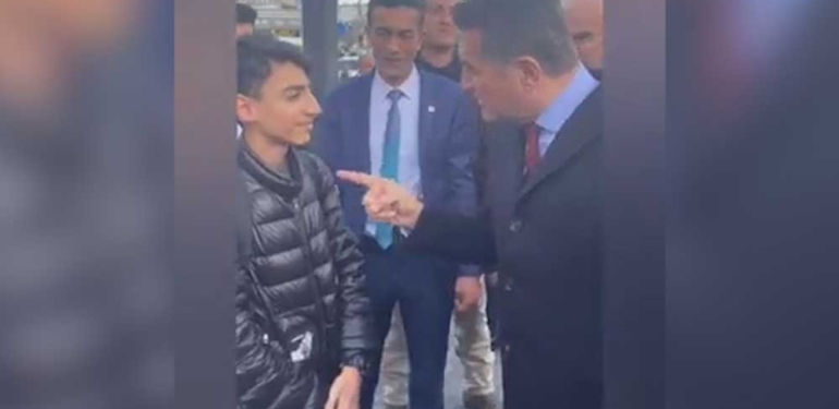 Mustafa Sarıgül, tokadın ayarını kaçırdı: Vurduğu genç, kadrajdan çıktı 1 Mustafa-Sarıgül,-tokadın-ayarını-kaçırdı--Vurduğu-genç,-kadrajdan-çıktı