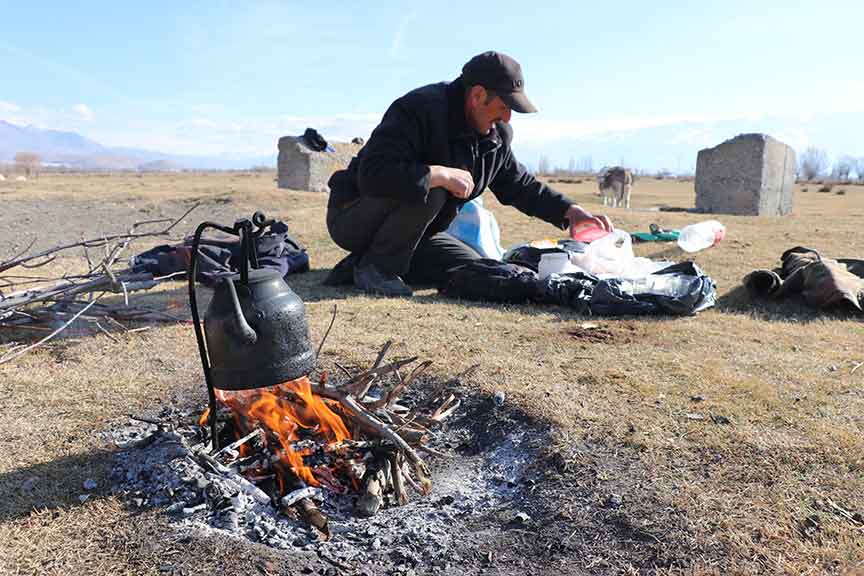 Odun ateşinde demlediği çayla ısınmaya çalışıyor: Erzincanlı çoban, sürüsünün peşinde yarım asır geçirdi