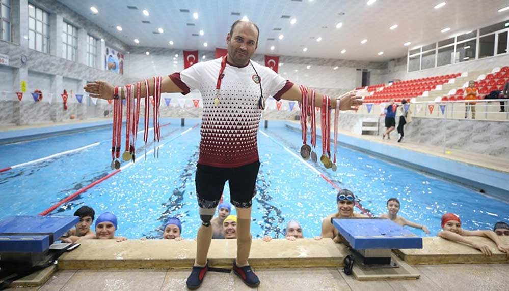 Protezli öğretmenin yetiştirdiği engelli sporcular, yüzmede 42 madalya kazandı