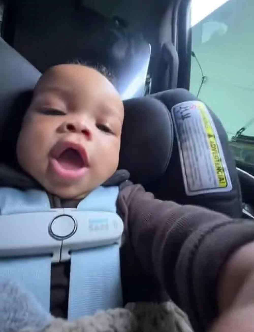 Rihanna bebeğinin yüzünü ilk kez gösterdi! Babasının kopyası