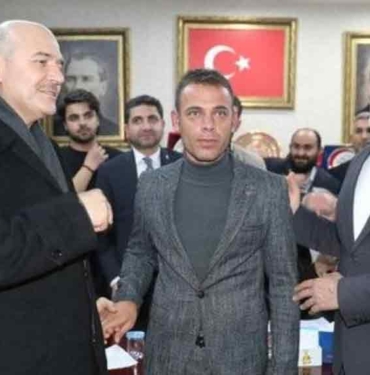 Rozetini Süleyman Soylu taktı: Önce HDP'den ardından MHP'den ihraç edilen meclis üyesi AKP'ye katıldı 3 Rozetini-Süleyman-Soylu-taktı--Önce-HDP'den-ardından-MHP'den-ihraç-edilen-meclis-üyesi-AKP'ye-katıldı