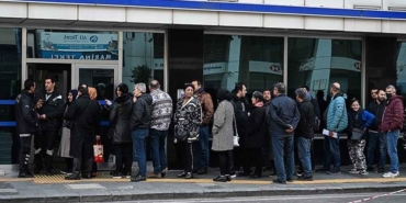 Sabah-saatlerinde-akın-ettiler-SGK-il-müdürlükleri-önünde-EYT-kuyruğu