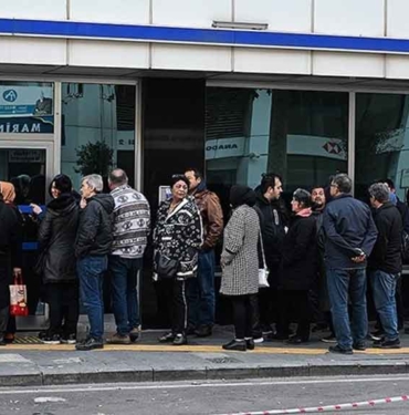 Sabah saatlerinde akın ettiler: SGK il müdürlükleri önünde EYT kuyruğu 8 Sabah-saatlerinde-akın-ettiler-SGK-il-müdürlükleri-önünde-EYT-kuyruğu