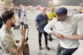 Samuel-Eto’o-maç-çıkışı-YouTuber’a-saldırdı!-Diziyle-suratına-vurdu