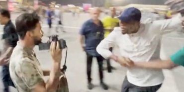 Samuel-Eto’o-maç-çıkışı-YouTuber’a-saldırdı!-Diziyle-suratına-vurdu