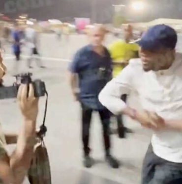 Samuel Eto’o maç çıkışında YouTuber’a saldırdı! Diziyle suratına vurdu 3 Samuel-Eto’o-maç-çıkışı-YouTuber’a-saldırdı!-Diziyle-suratına-vurdu