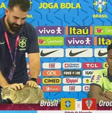 Vinicius-Jr-basın-toplantısında-kedi-krizi!-Masadan-aşağıya-attı…-