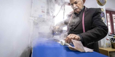 Yarım-asırlık-terzi-virüslerden-koruyacağına-inandığı-için-kağıt-paraları-ütülüyor