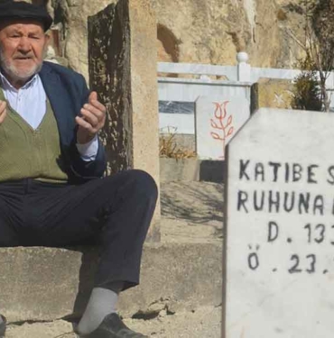 102 yaşındaki Mustafa Dede 30 yıl önce vefat eden "Katibe"sini unutamıyor 5 102-yaşındaki-Mustafa-Dede-30-yıl-önce-vefat-eden-'Katibe'sini-unutamıyor-