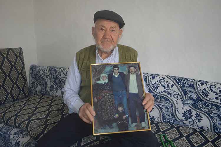 102 yaşındaki Mustafa Dede 30 yıl önce vefat eden "Katibe"sini unutamıyor