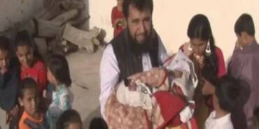 50-yaşındaki-doktor,-60.-çocuğunu-kucağına-aldı--'Ailemi-gezdirmek-için-otobüs-istiyorum'