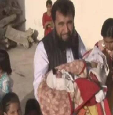 50 yaşındaki Pakistanlı doktor, 60. çocuğunu kucağına aldı: "Ailemi gezdirmek için otobüs istiyorum" 7 50-yaşındaki-doktor,-60.-çocuğunu-kucağına-aldı--'Ailemi-gezdirmek-için-otobüs-istiyorum'