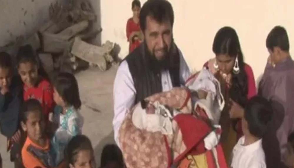 50 yaşındaki Pakistanlı doktor, 60. çocuğunu kucağına aldı: "Ailemi gezdirmek için otobüs istiyorum"