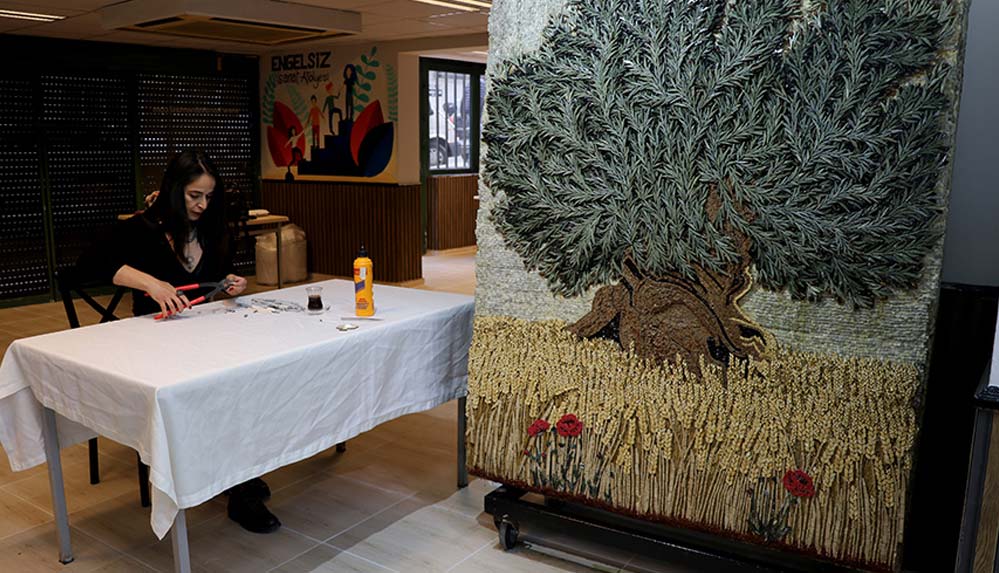 500 bin doğal taşla 3 boyutlu zeytin ağacı mozaiği yaptı