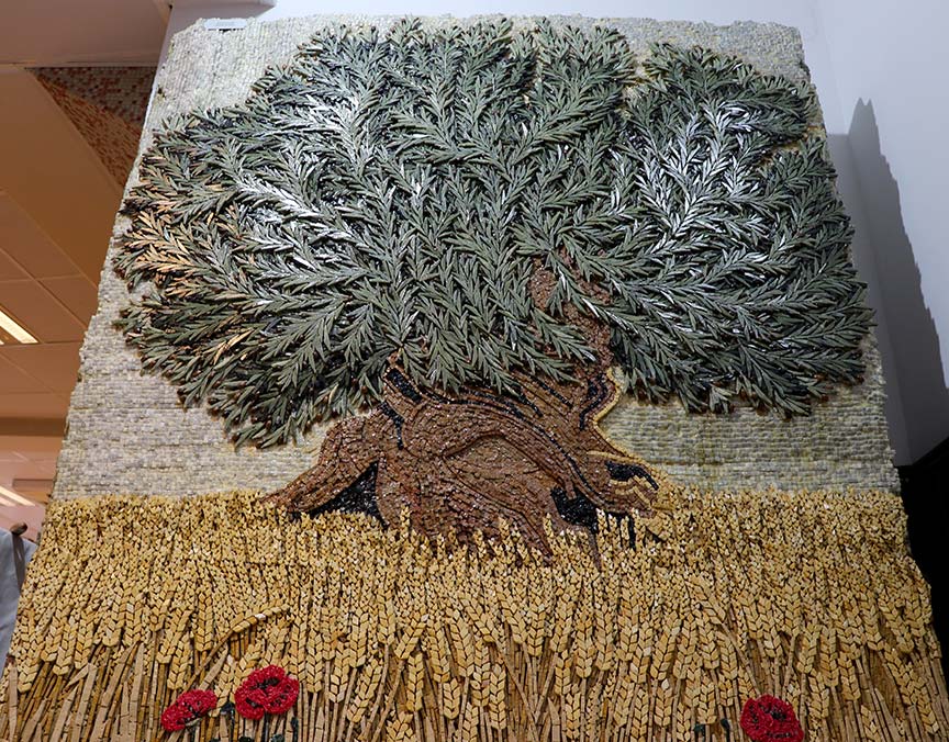 500 bin doğal taşla 3 boyutlu zeytin ağacı mozaiği yaptı