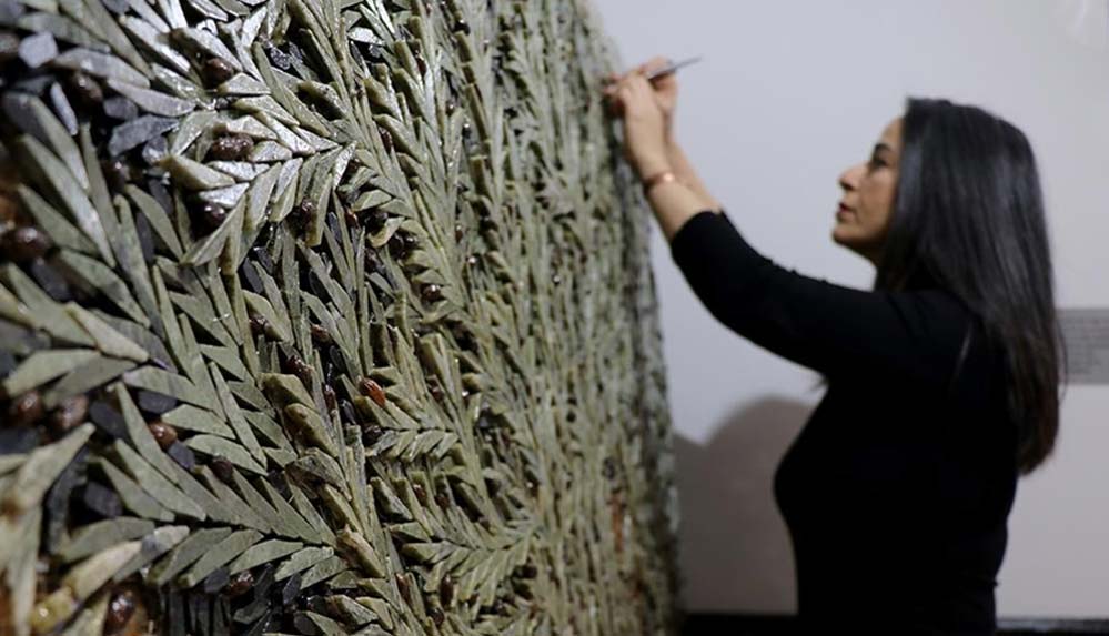 500 bin doğal taşla 3 boyutlu zeytin ağacı mozaiği yaptı