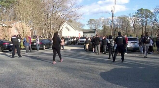 6 yaşındaki çocuk silahla öğretmenini vurdu!