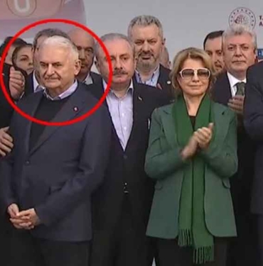 Açılış törenine damga vuran görüntüler: Binali Yıldırım küstü, Bakan Soylu dürterek uyardı 5 Açılış-törenine-damga-vuran-görüntüler--Binali-Yıldırım-küstü,-Bakan-Soylu-dürterek-uyardı
