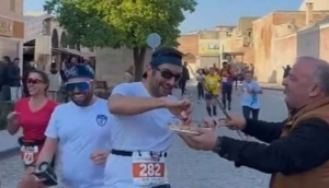 Adana’da maraton koşucularına su yerine ciğer şiş verildi