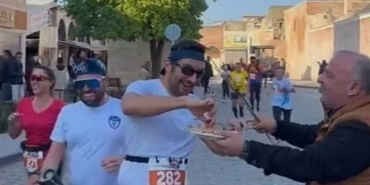 Adana’da-maraton-koşucularına-su-yerine-ciğer-şiş-verildi