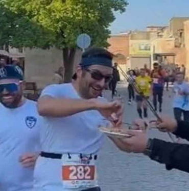 Adana’da-maraton-koşucularına-su-yerine-ciğer-şiş-verildi