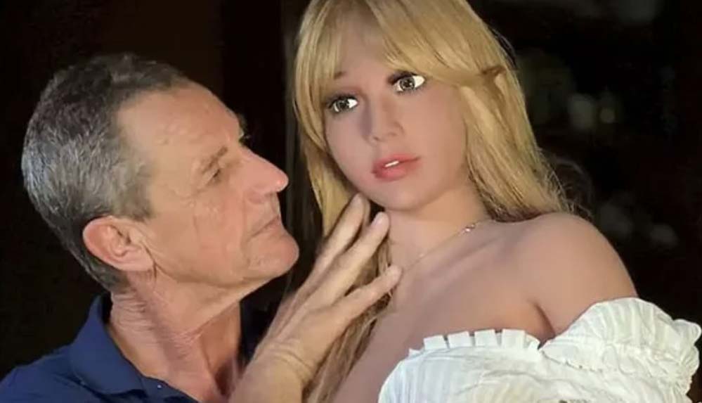 Ayrılık acısının tesellisini şişme kadın 'Karina' ile buldu: Annesiyle bile tanıştırdı