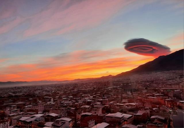 UFO'ya benzemesi dikkat çekti: Bursa'da gökyüzünde oluşan mercek bulutunu görenler telefonlarına sarıldı